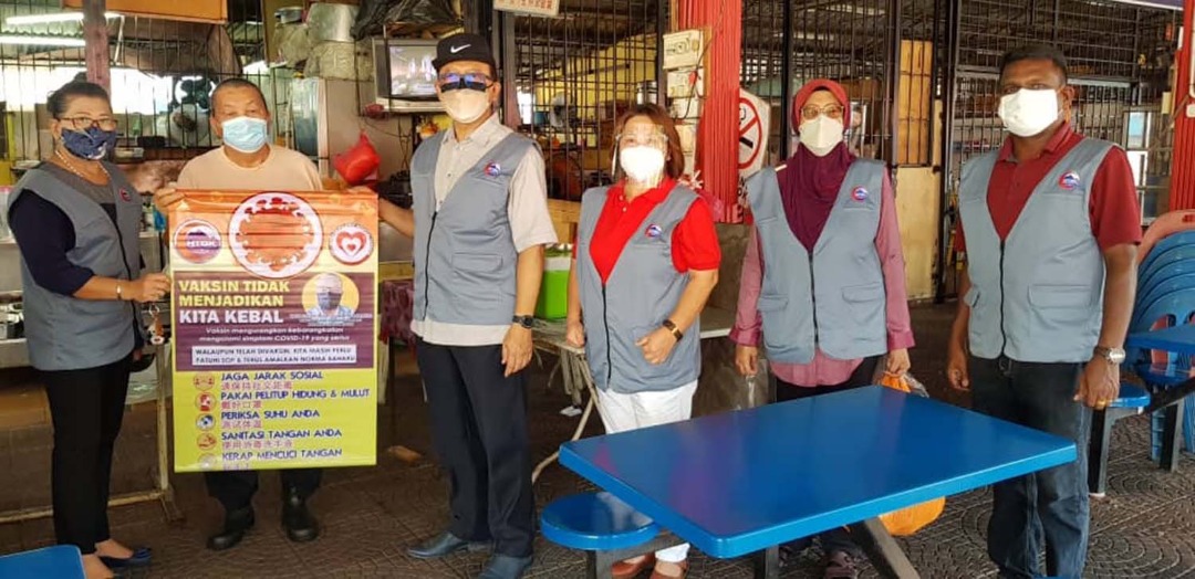 柔:东甲医院巡察员到东甲卫星市,沿路派送防疫物资予商民