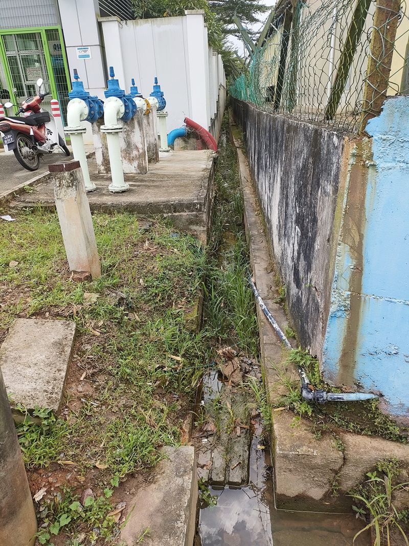 柔:封底头条:【民生特工队】:通往古来新港新村唯一道路一雨成灾,村民苦不堪言