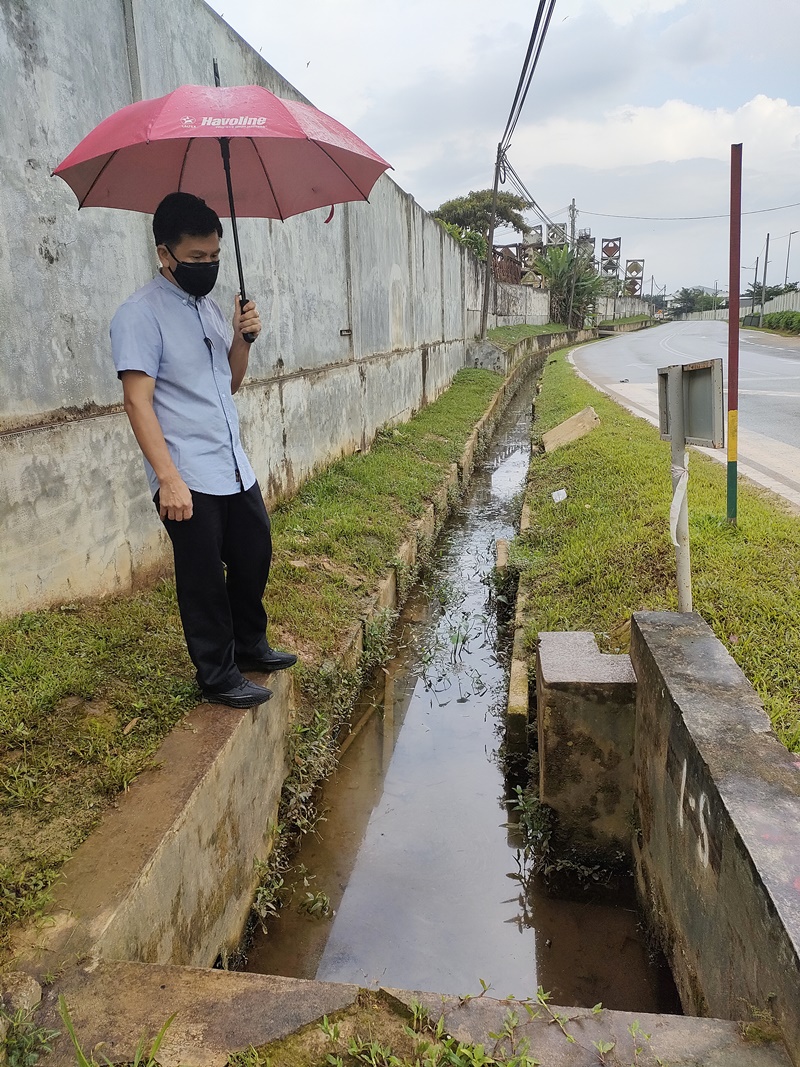 柔:封底头条:【民生特工队】:通往古来新港新村唯一道路一雨成灾,村民苦不堪言