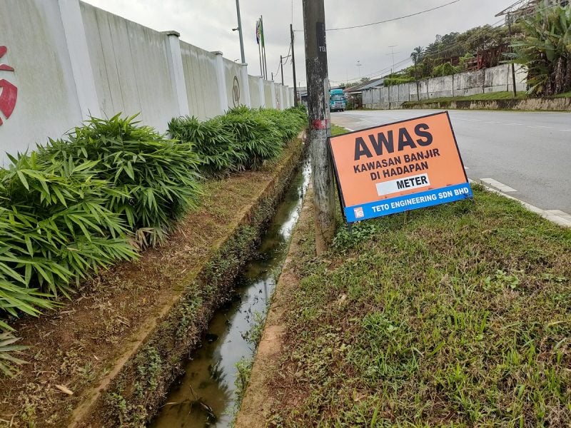 柔:封底头条:【民生特工队】:通往古来新港新村唯一道路一雨成灾,村民苦不堪言