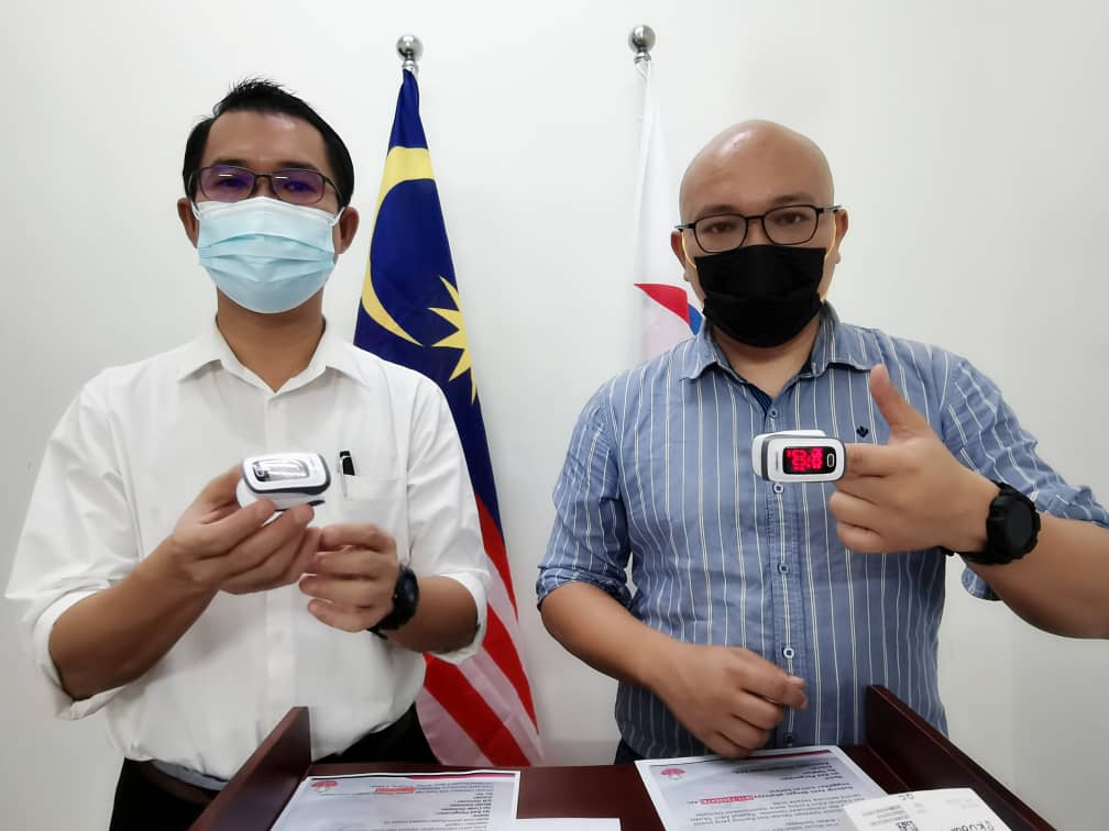 柔:新闻:助居家隔离者监督身体情况,陈泓宾邹裕豪推出“免费借出血氧仪”计划