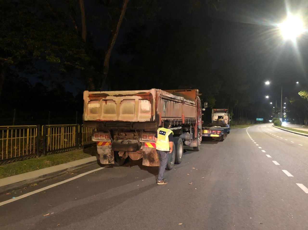 柔：新闻：连人行道也乱停车  柔陆交局取缔115辆商用车辆