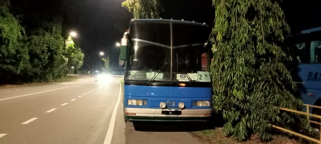 柔：新闻：连人行道也乱停车  柔陆交局取缔115辆商用车辆