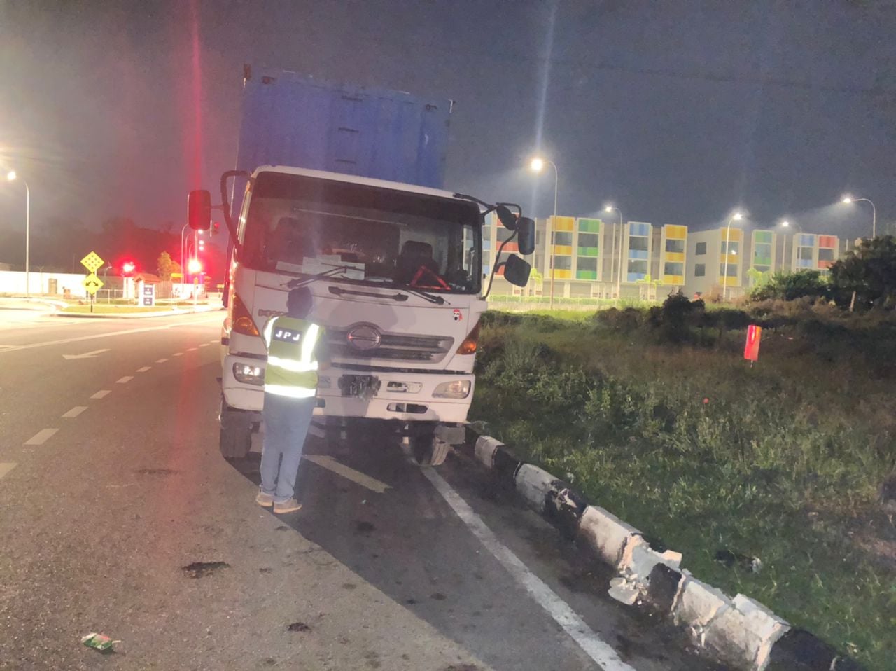 柔：新闻：连人行道也乱停车  柔陆交局取缔115辆商用车辆