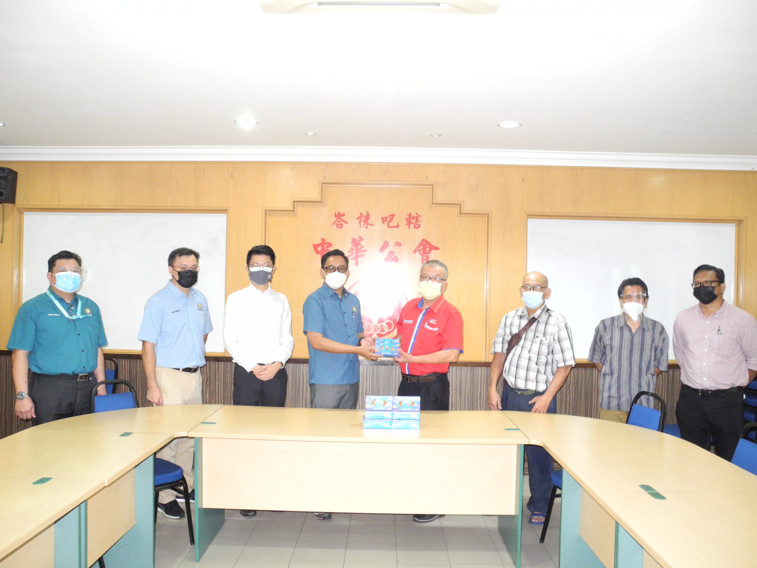 柔：莫哈末库赞访峇中华公会赠月饼，助改善排水系统