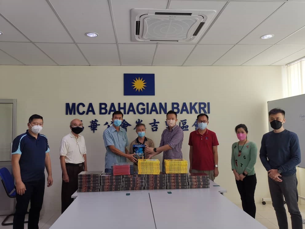 柔：马华峇吉里区会赠送4套百科全书给中化中学图书馆