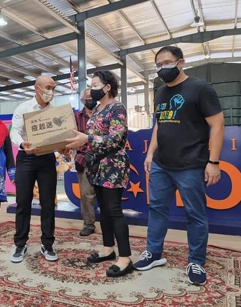 柔:魏家祥服务中心援助90摊贩,阿兹祖到场为业者打气