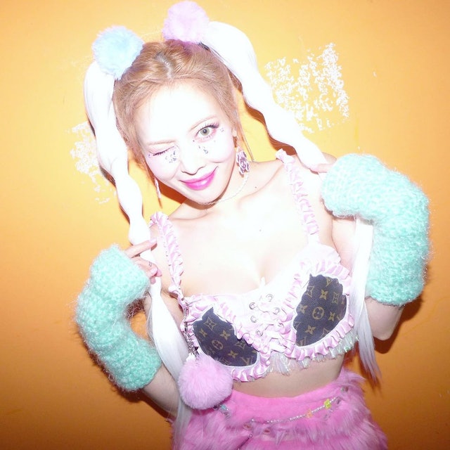 泫雅剪名牌包改造打歌服‧网叹有钱就是任性