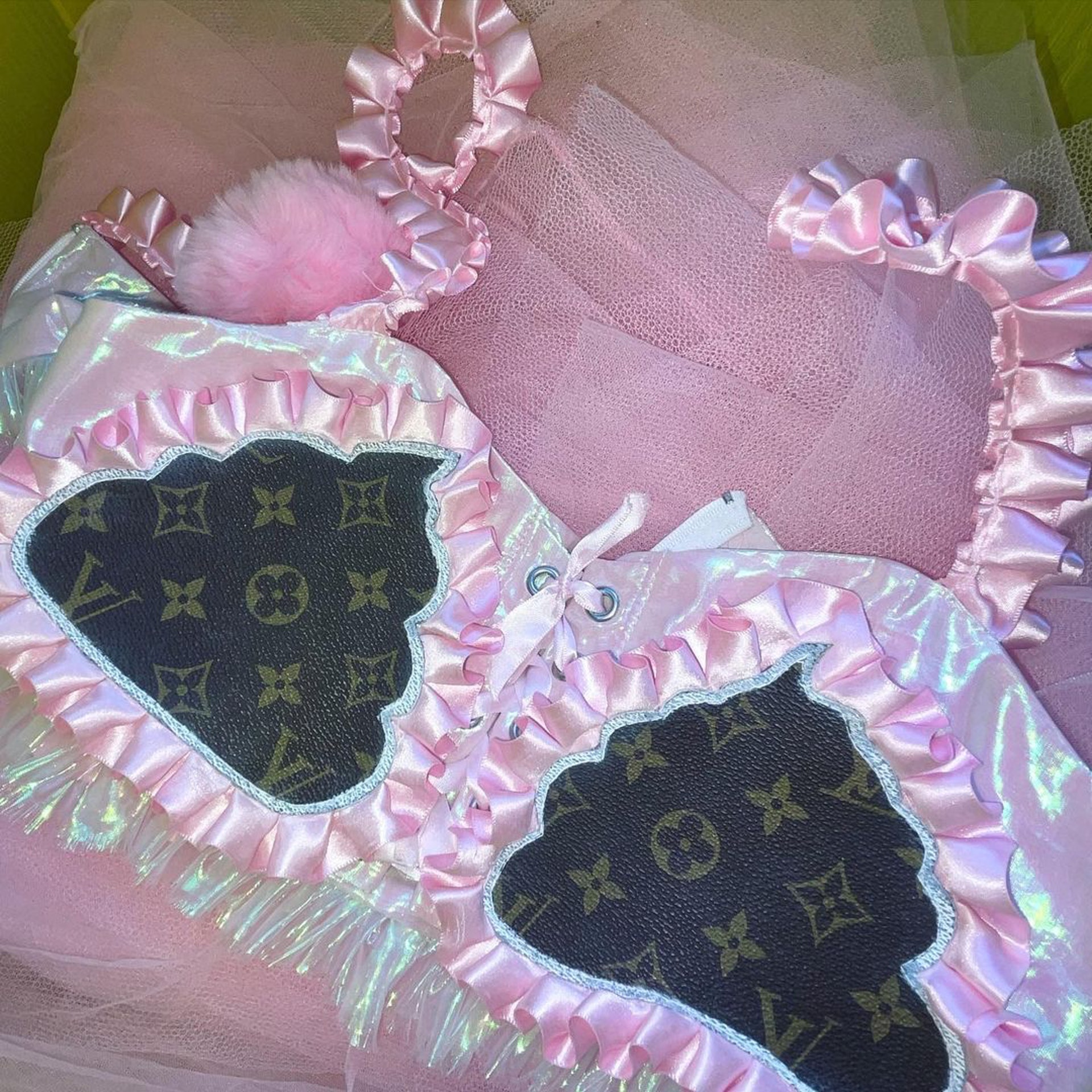 泫雅剪名牌包改造打歌服‧网叹有钱就是任性