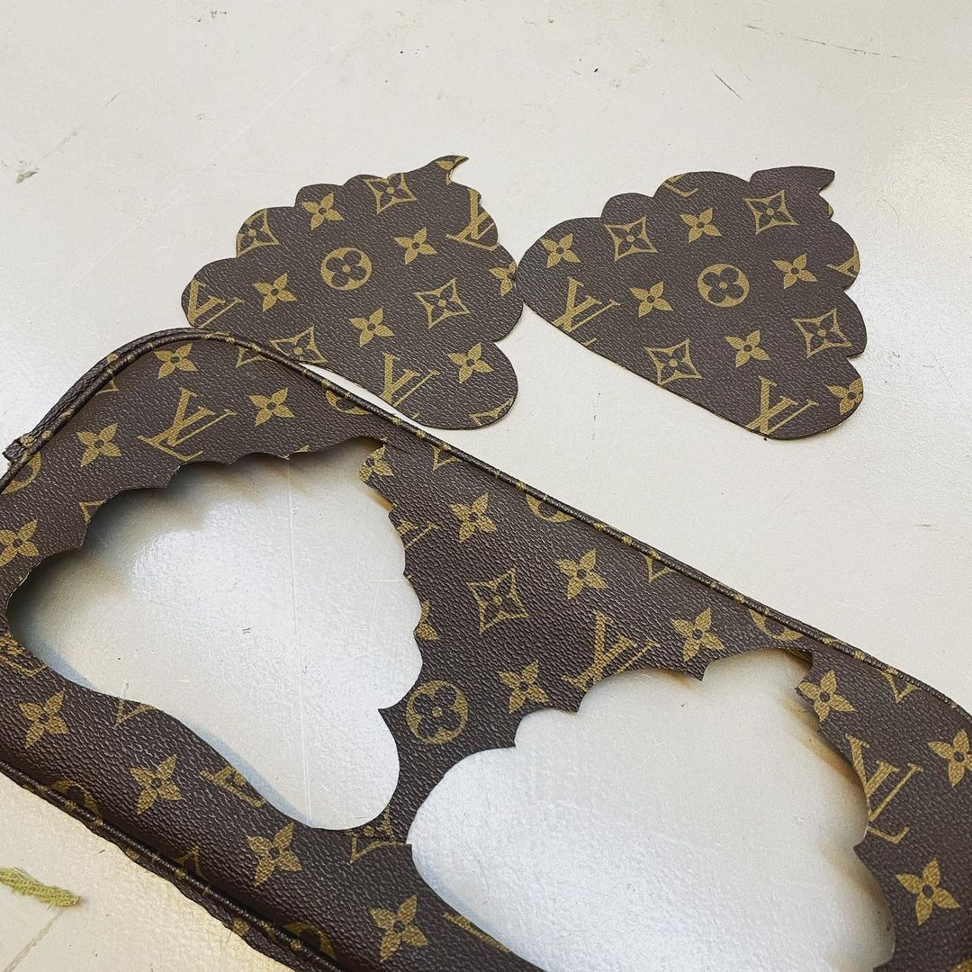 泫雅剪名牌包改造打歌服‧网叹有钱就是任性