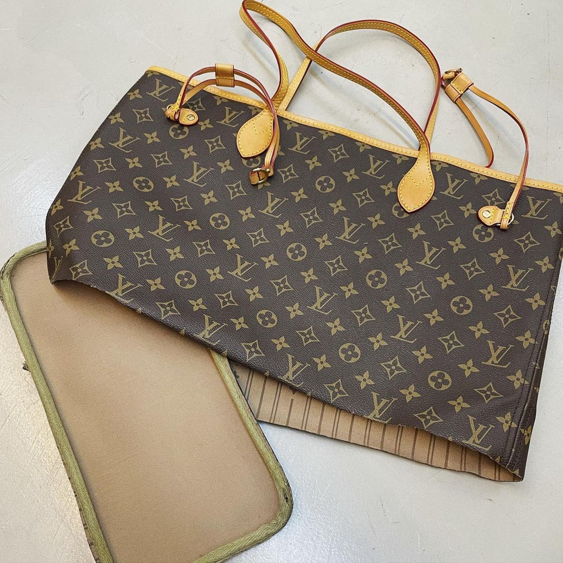 泫雅剪名牌包改造打歌服‧网叹有钱就是任性