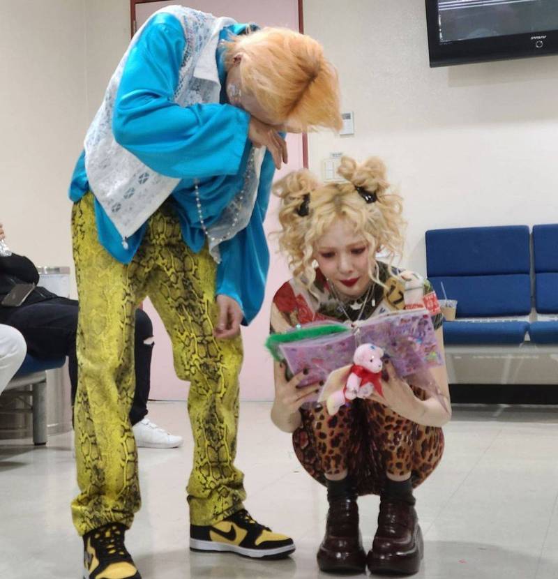 泫雅剪名牌包改造打歌服‧网叹有钱就是任性