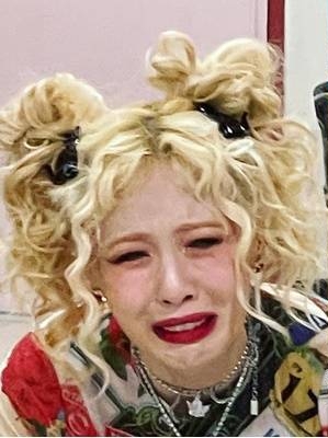 泫雅剪名牌包改造打歌服‧网叹有钱就是任性