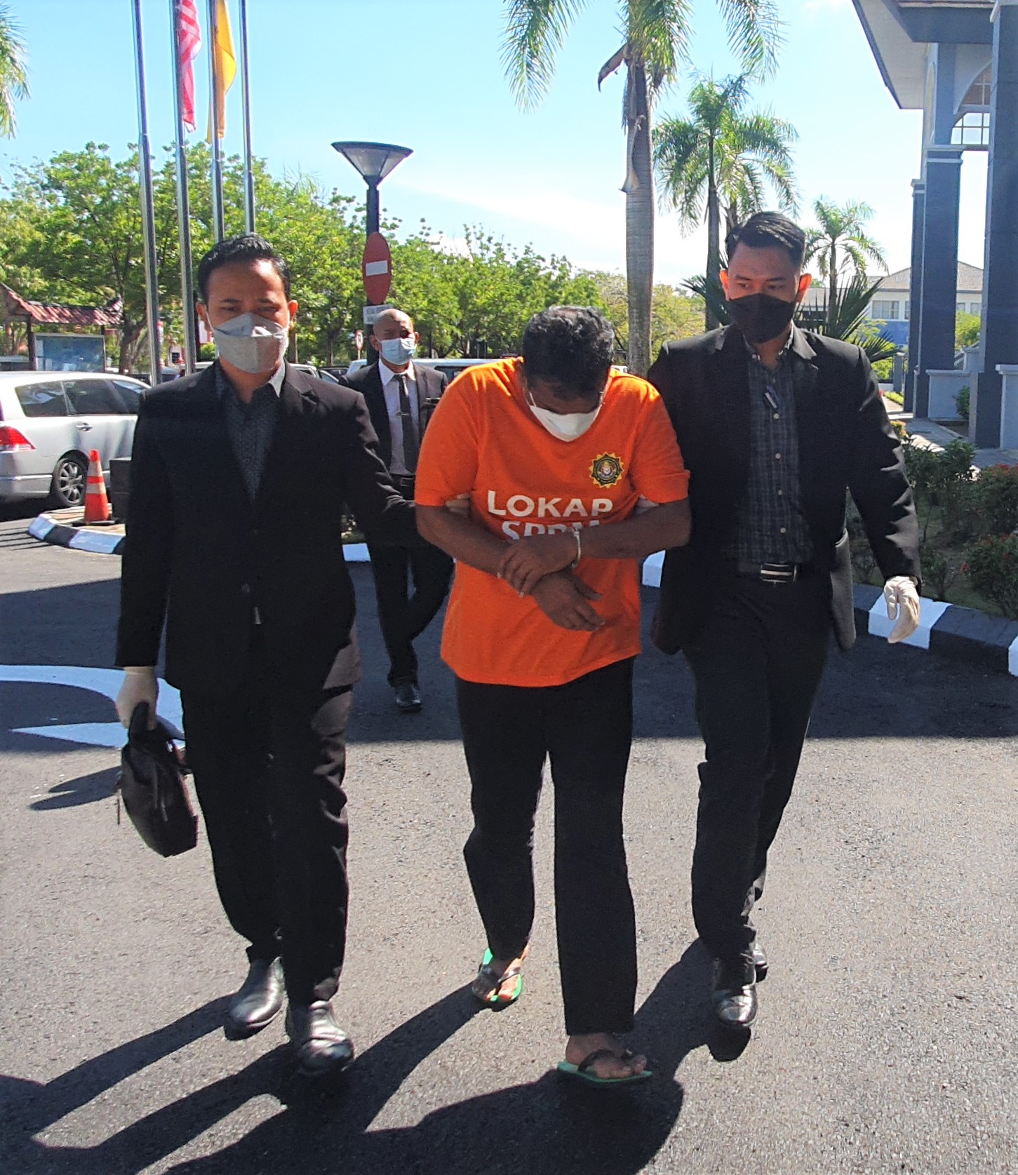 淡小校长虚报资料索款，被森反贪会延扣6天助查