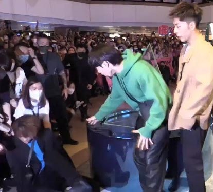 深夜收工体力不支.姜涛出活动突晕倒