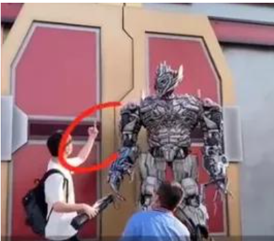 游客比中指引“威震天”发飙 环球影城：不会入黑名单但或被请出