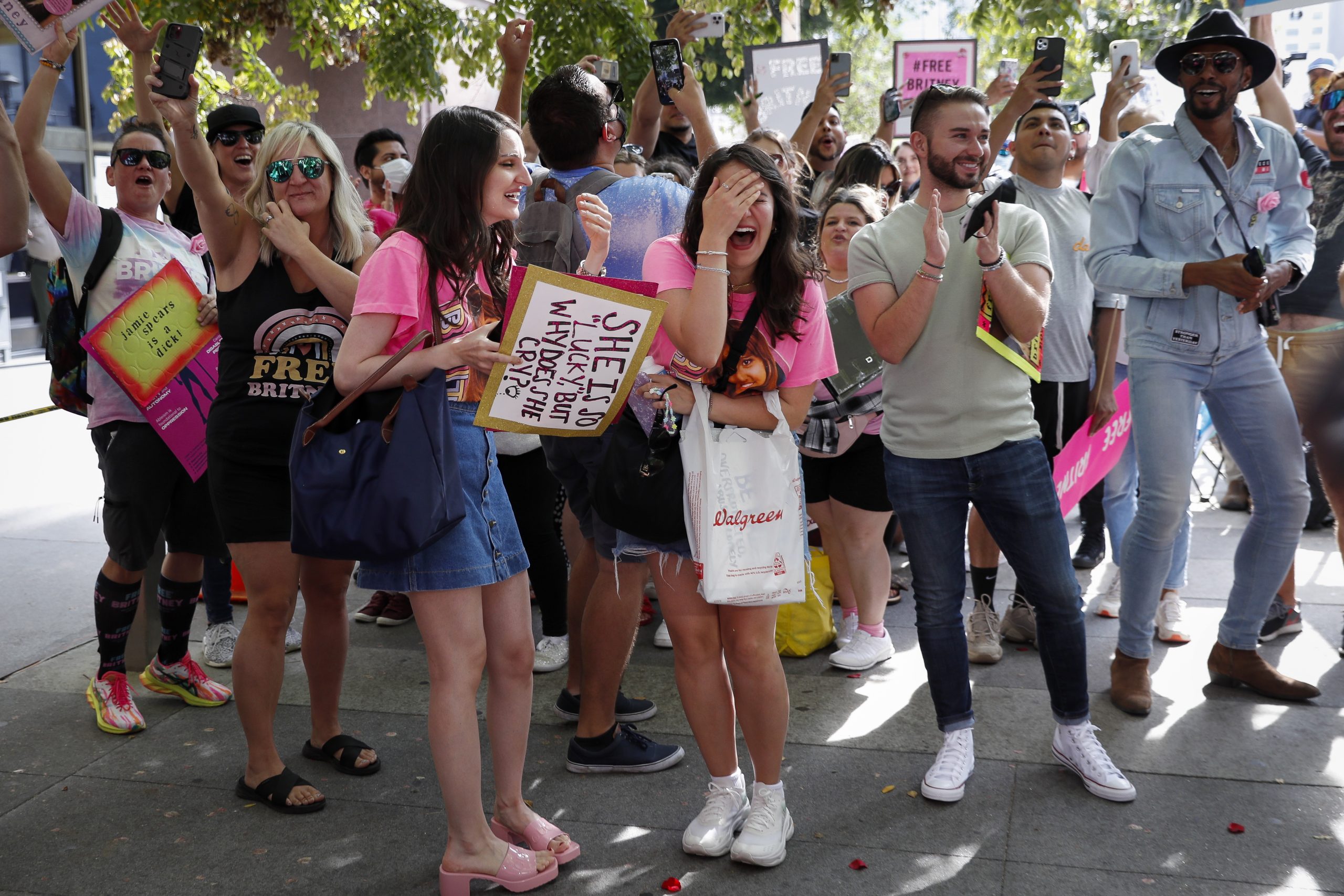 父亲监管权暂被解除‧碧妮13年后重获自由