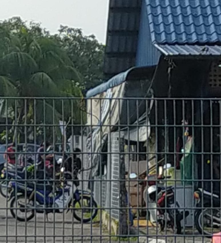 版头//大都会:州、市议员、村长到仁嘉隆巴刹与早市、公共巴刹及夜市小贩进行交流