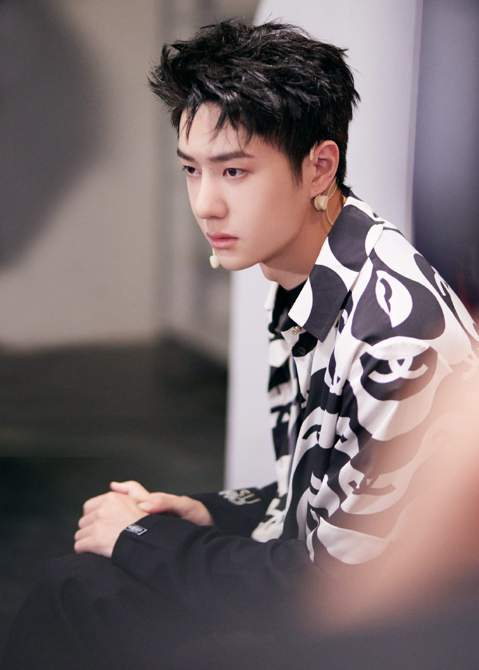 王一博被举报没主持证．《天天向上》名列嘉宾 