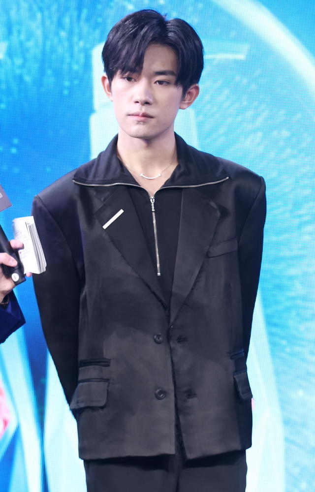 王俊凯22岁生日.易烊千玺故意迟1分钟送祝福