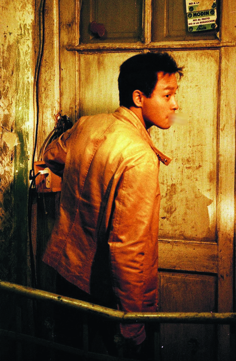 王家卫电影藏品登拍卖会．张国荣《春光乍泄》黄皮衣抢手