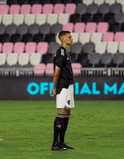 球风酷似父亲小贝 罗密欧上演职业队首秀