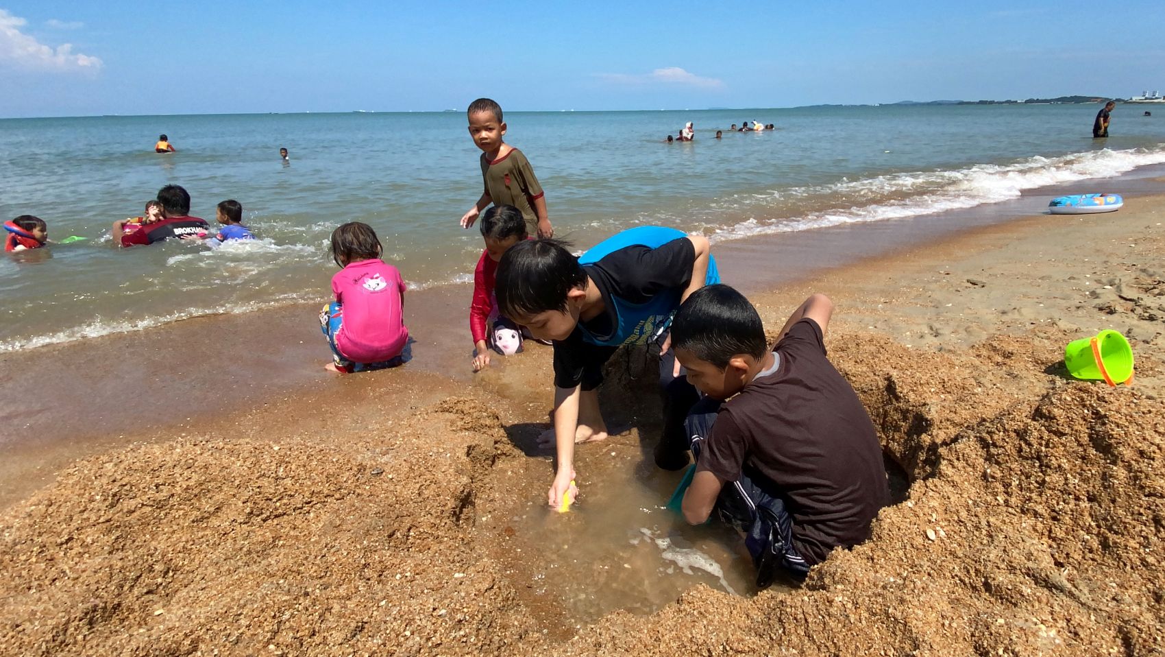 甲彭佳兰峇拉海滩 人潮涌现