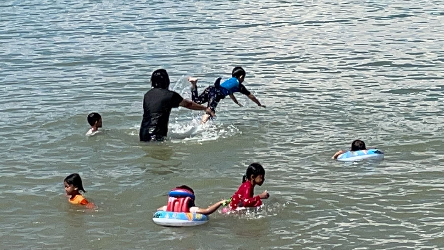 甲彭佳兰峇拉海滩 人潮涌现