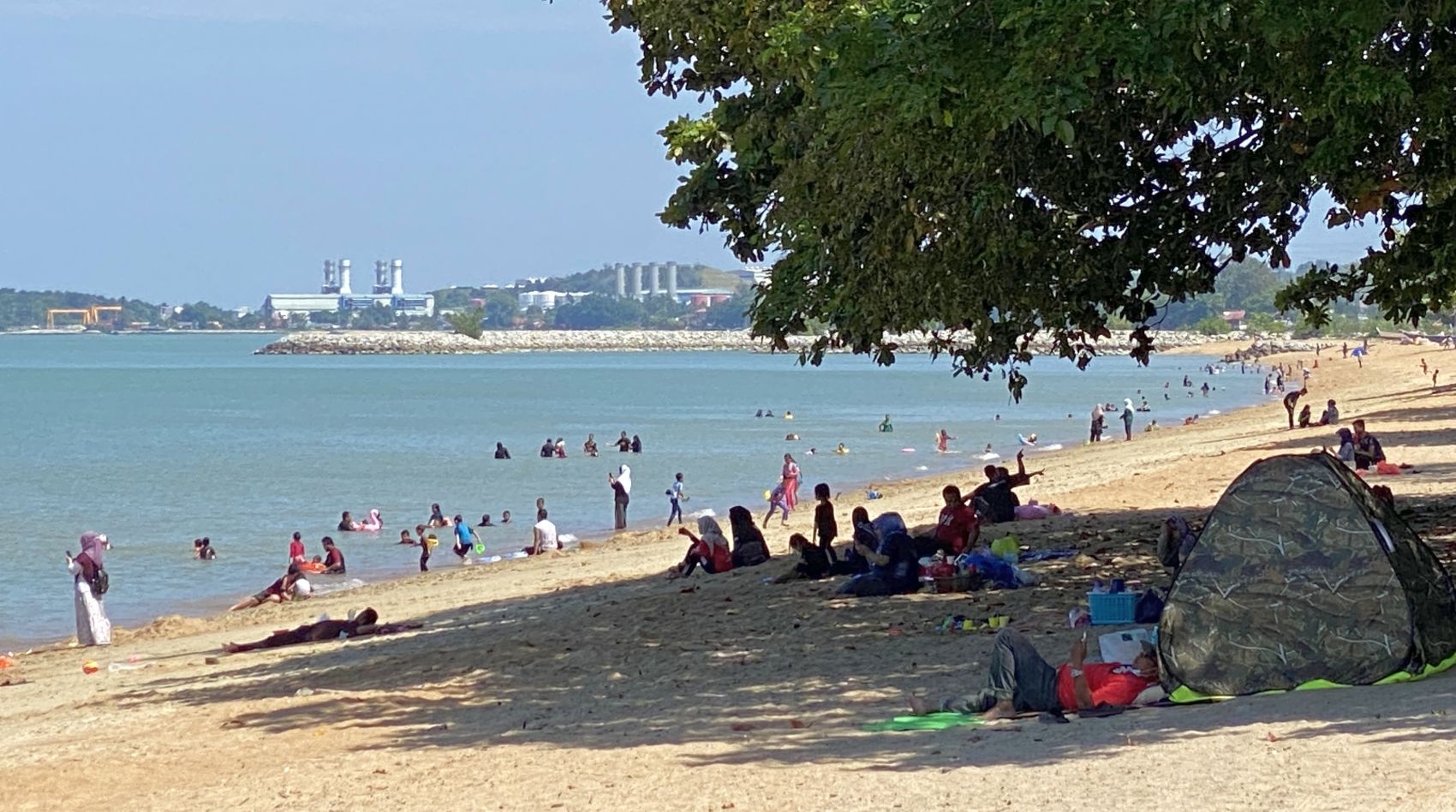 甲彭佳兰峇拉海滩  人潮涌现