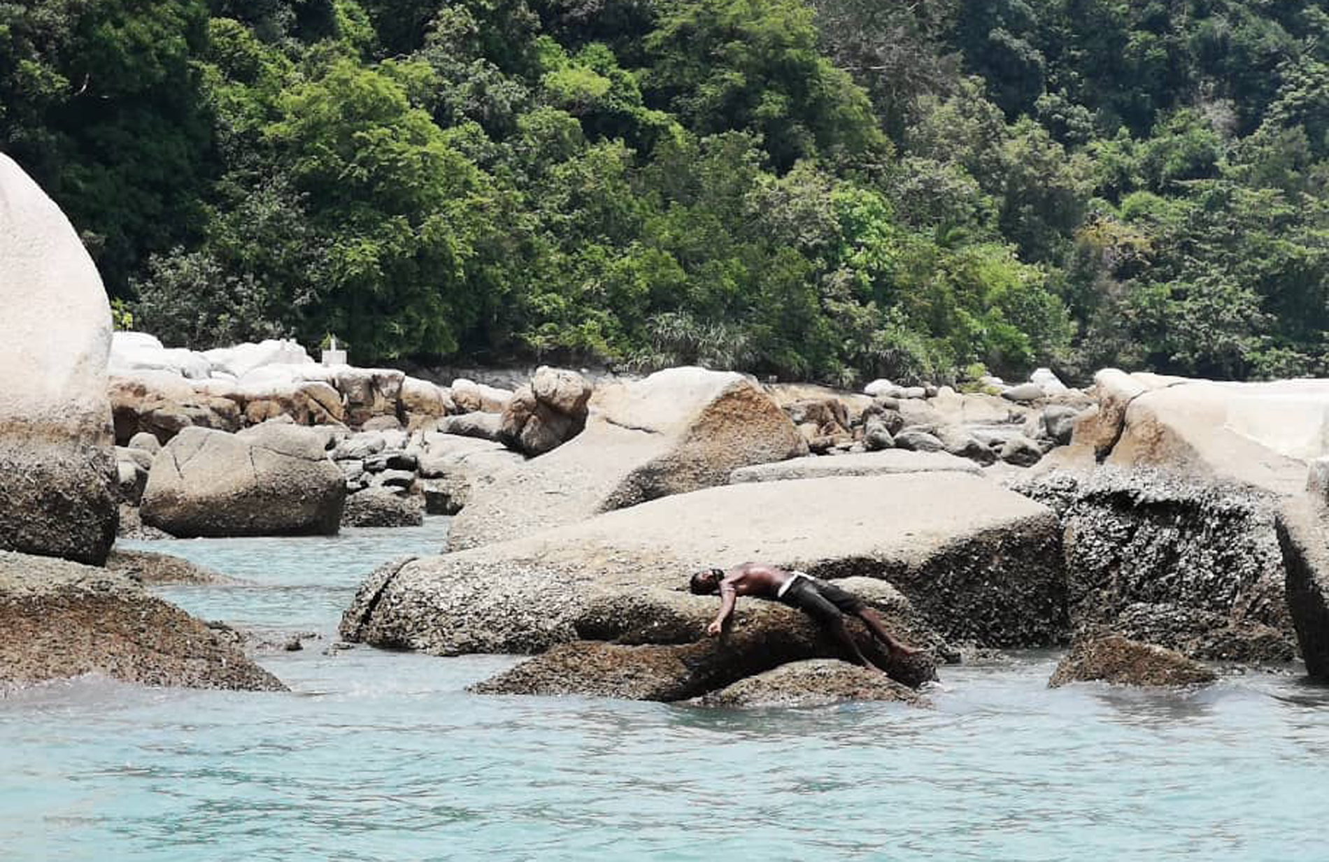 男子躺海上石块昏厥 大马海事执法机构紧急救援
