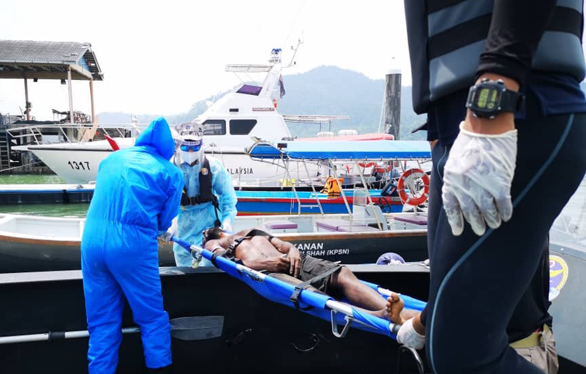 男子躺海上石块昏厥 大马海事执法机构紧急救援