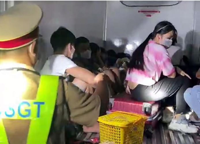 看世界 越南15人躲冰冻车 以逃离重灾区返乡