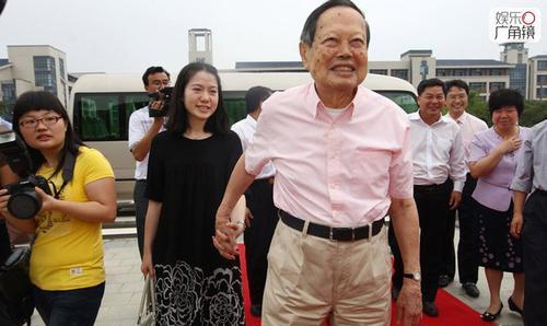 看世界两图)杨振宁百岁生日感言:但愿人长久,千里共同途