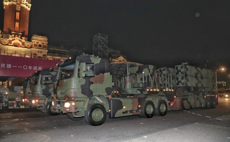 看世界两图,此上图)170辆台军地面兵力凌晨预演 陆射剑二导弹车首亮相