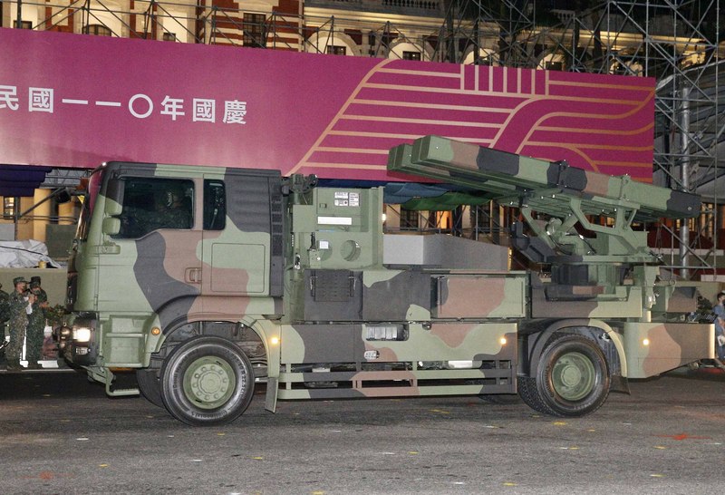 看世界两图,此上图)170辆台军地面兵力凌晨预演 陆射剑二导弹车首亮相