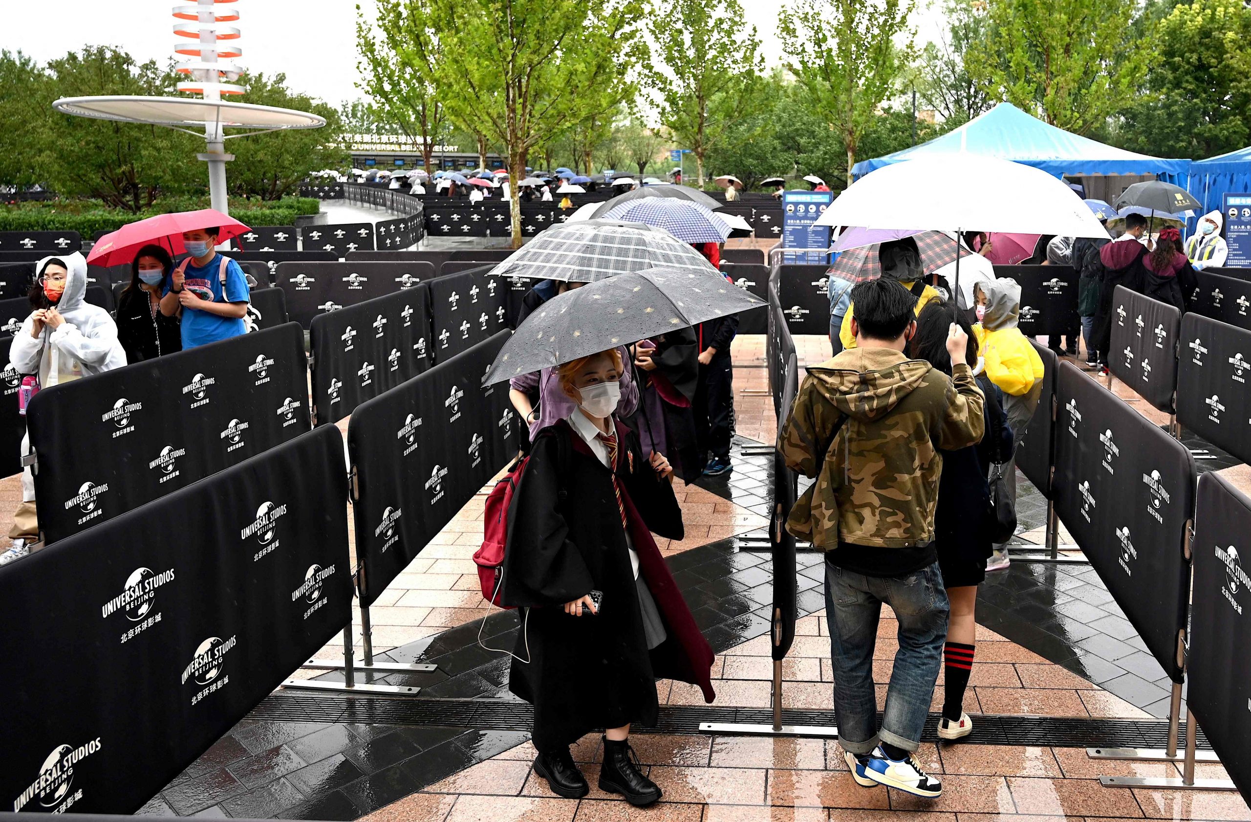 看世界)北京环球影城男员工偷拍女游客裙底 遭拘留10日 被辞退