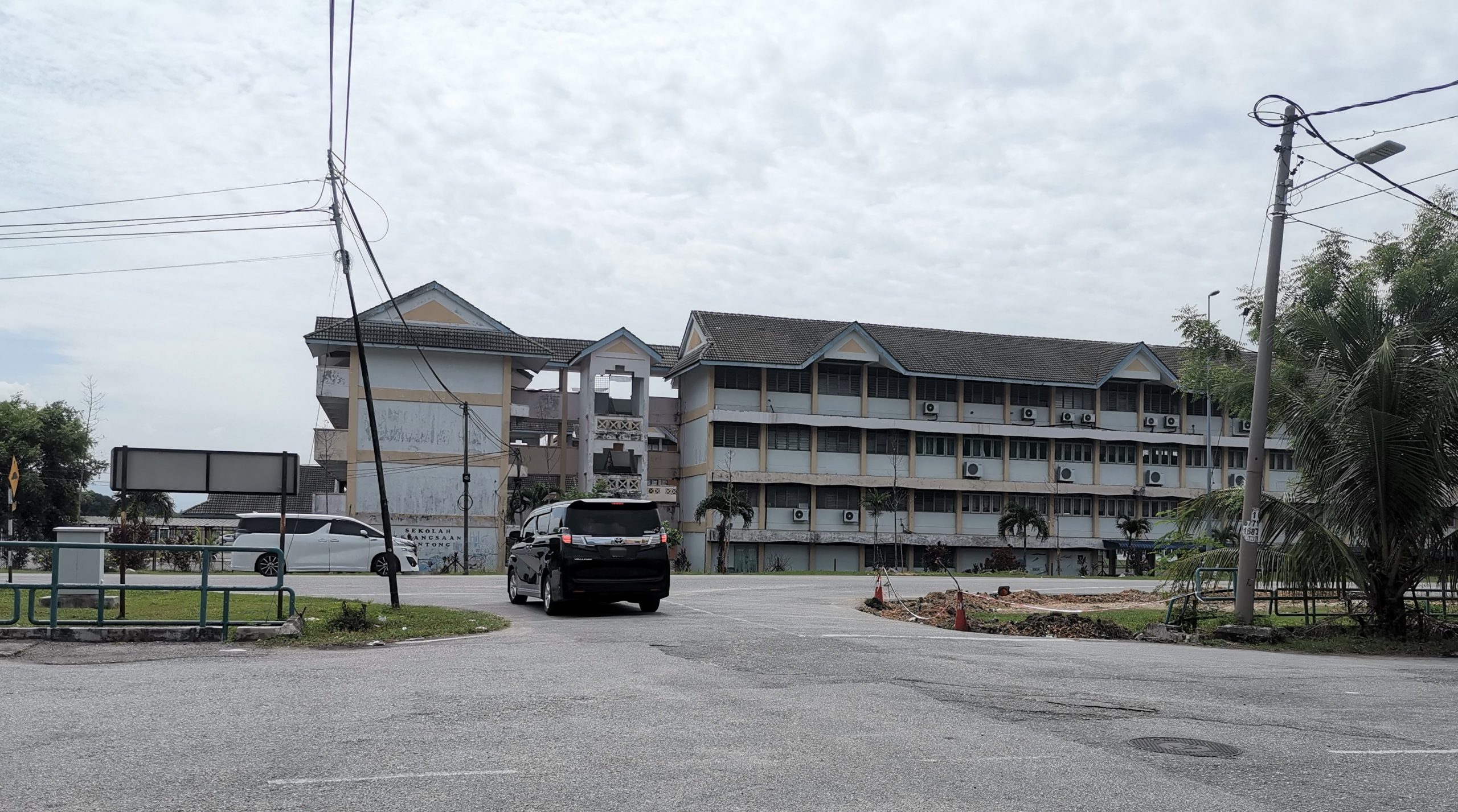 社区动态/万里镇店铺主要出入口被封 商家反对望收回成命