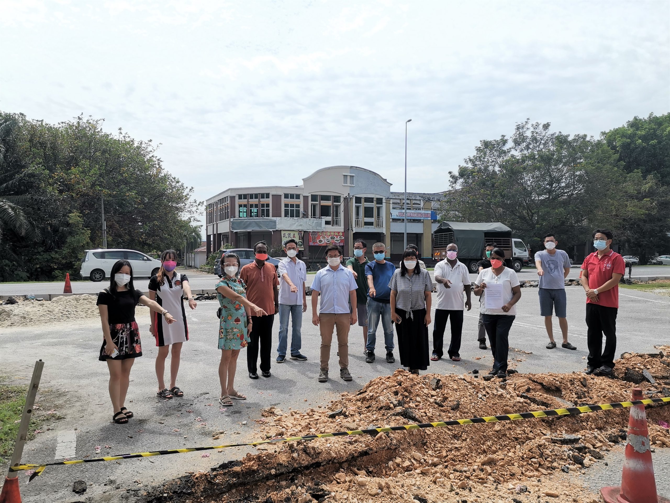 社区动态/万里镇店铺主要出入口被封 商家反对望收回成命