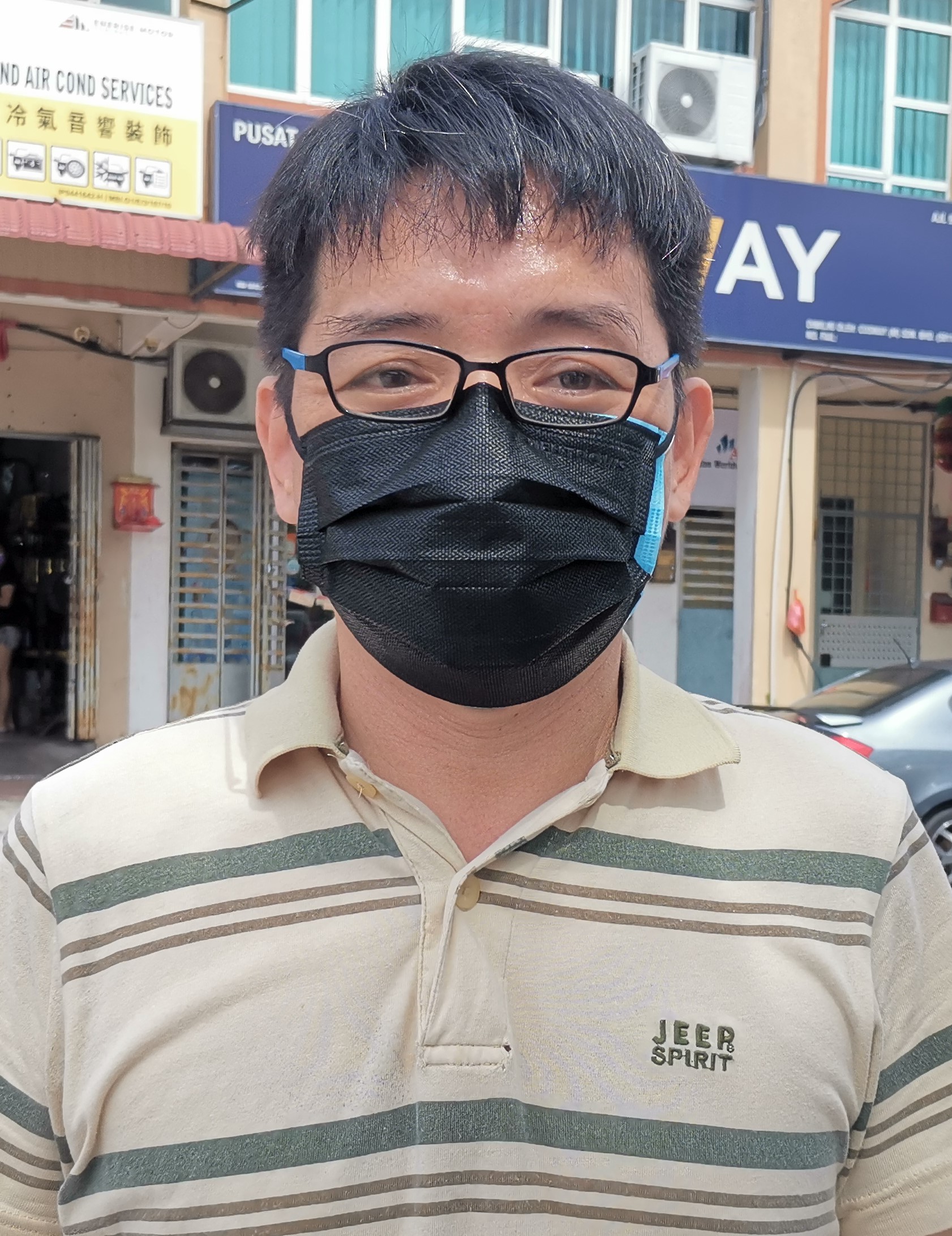 社区动态/万里镇店铺主要出入口被封 商家反对望收回成命