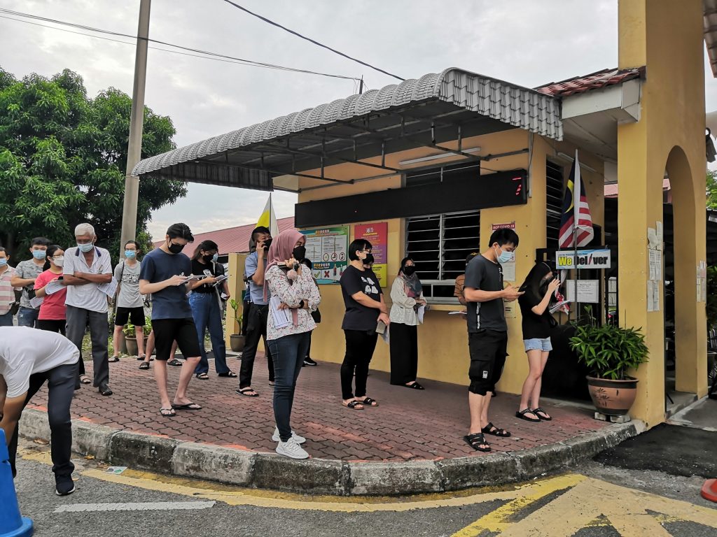 社区动态/兵如港流动疫苗接种中心开跑 增加人手应对接种过程顺利