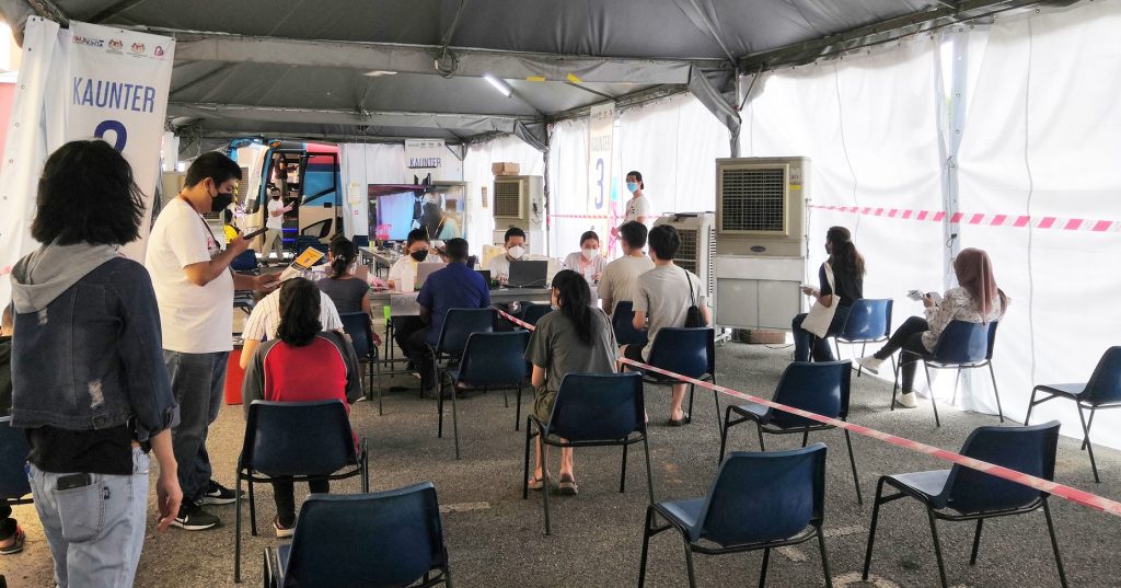 社区动态/兵如港流动疫苗接种中心开跑 增加人手应对接种过程顺利