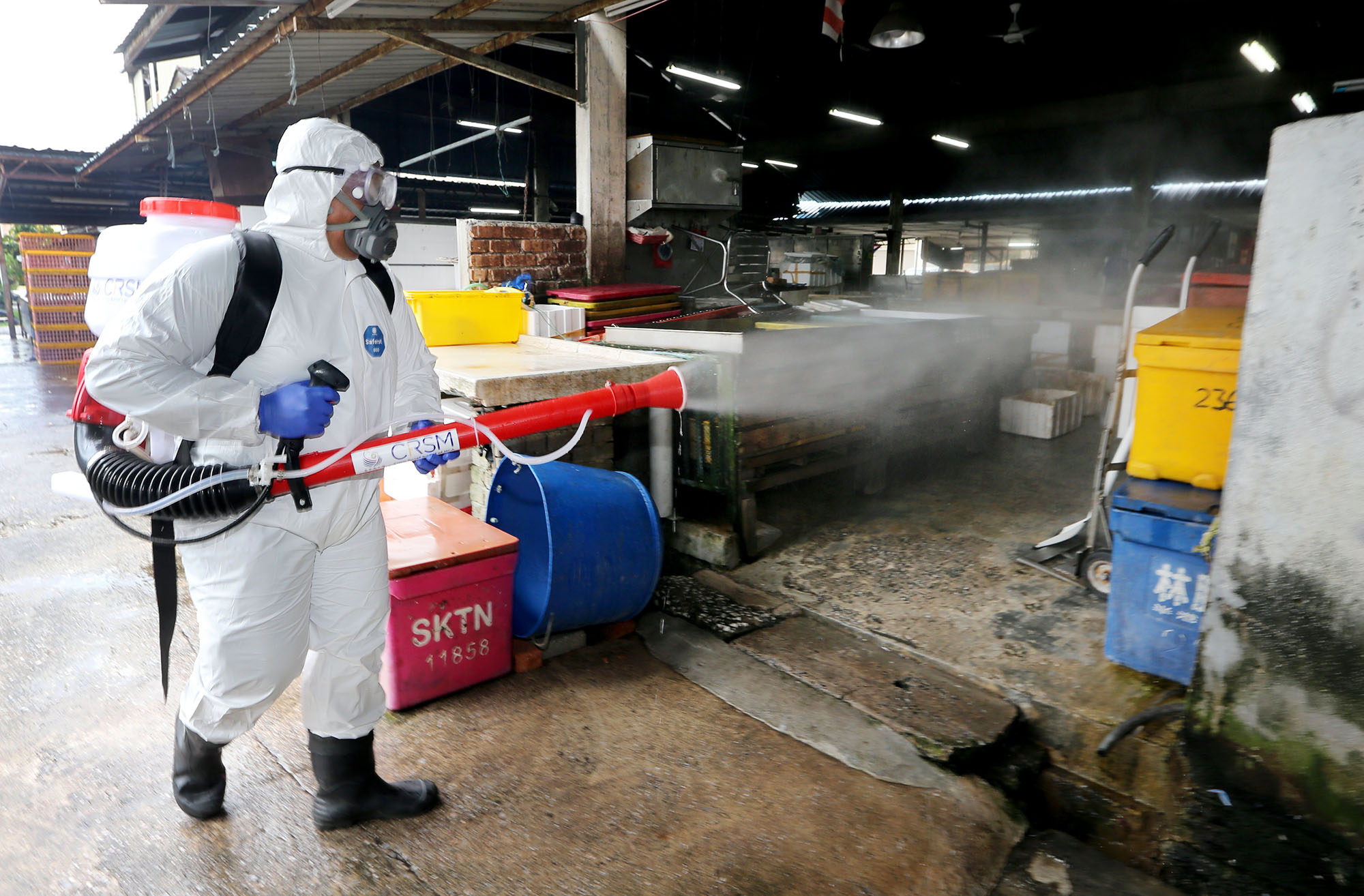 社区动态/斗华新村巴刹有小贩确诊 马华志工团出动消毒