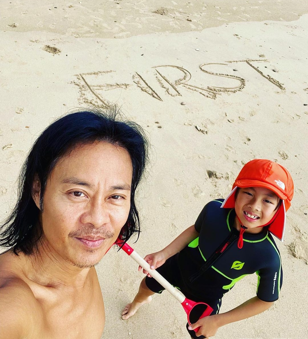 穿三角泳裤现身沙滩·56岁蔡一智背影变“无上装”少女