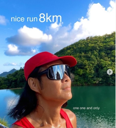 穿三角泳裤现身沙滩·56岁蔡一智背影变“无上装”少女