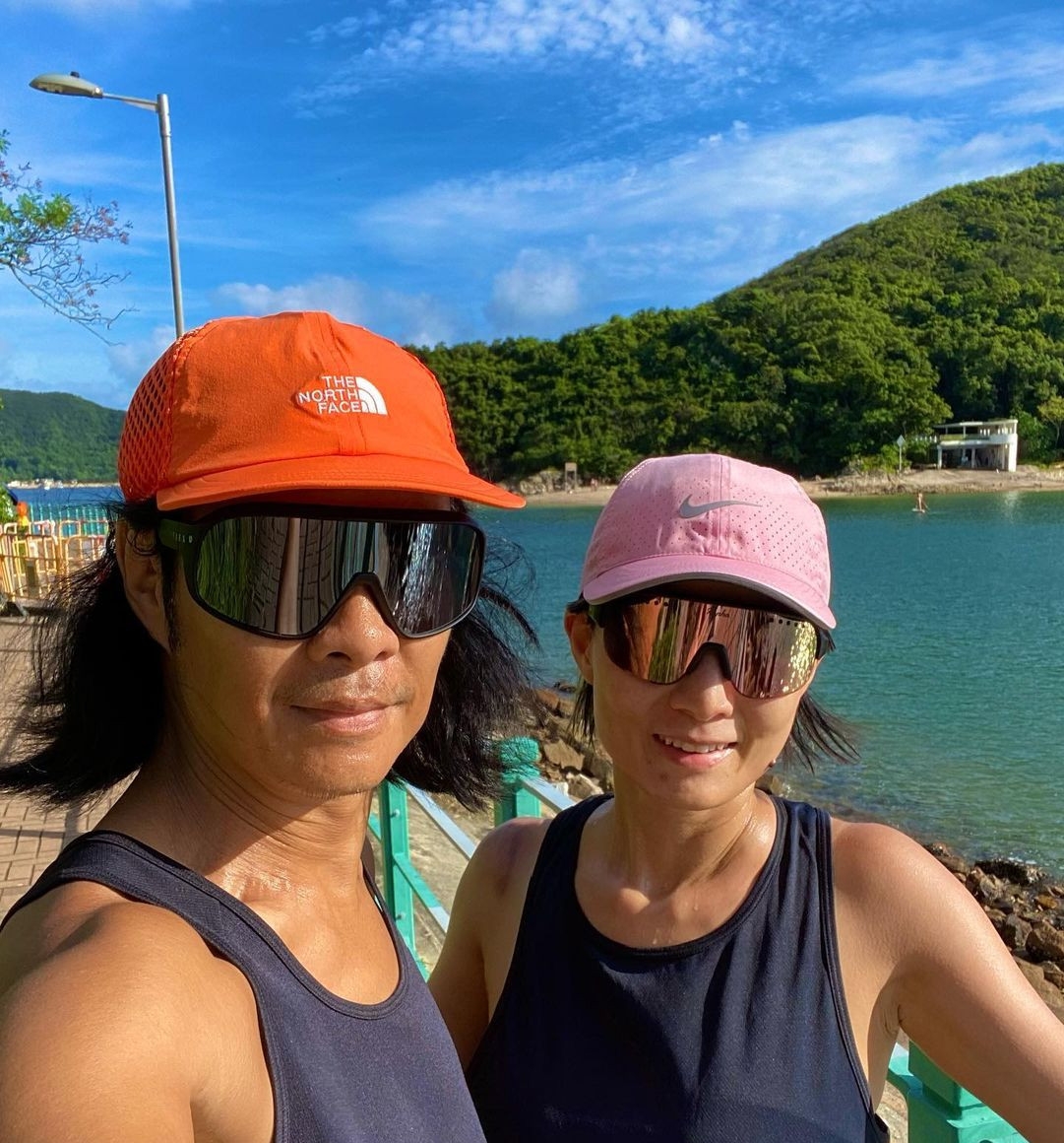 穿三角泳裤现身沙滩·56岁蔡一智背影变“无上装”少女