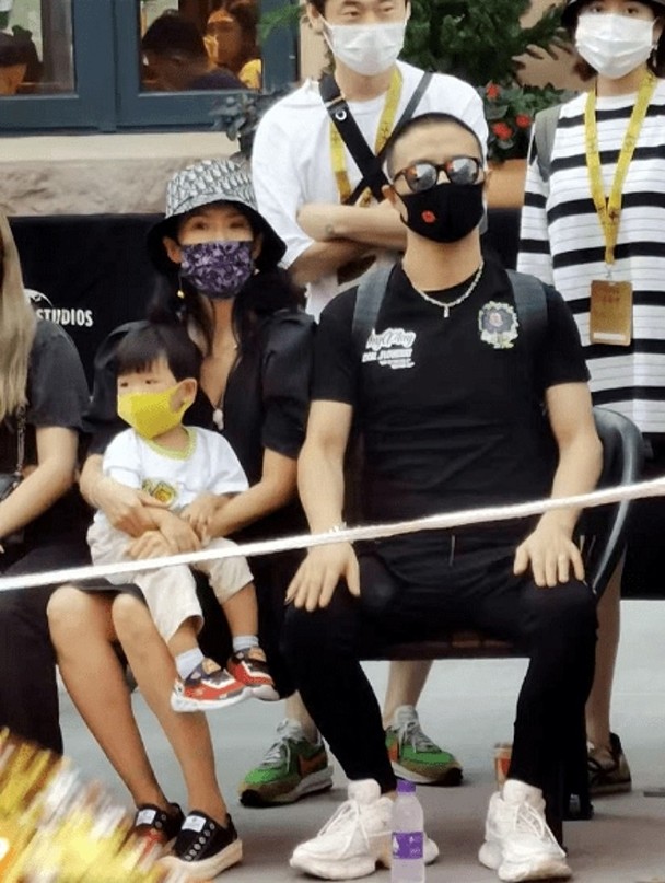 章子怡全家出游.汪峰太拉风被调侃像保镖