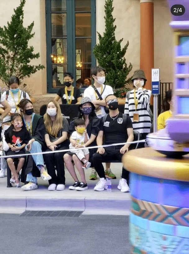 章子怡全家出游.汪峰太拉风被调侃像保镖