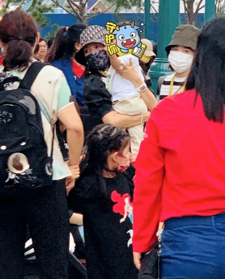 章子怡全家出游.汪峰太拉风被调侃像保镖