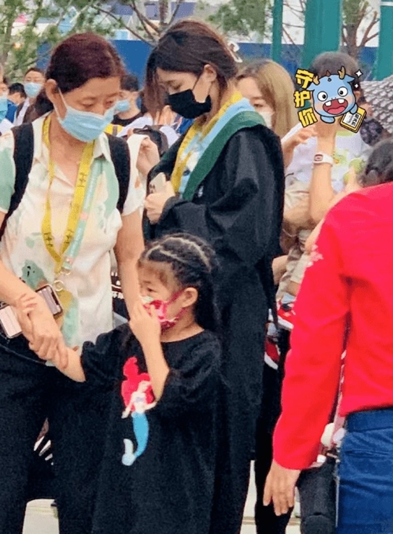 章子怡全家出游.汪峰太拉风被调侃像保镖