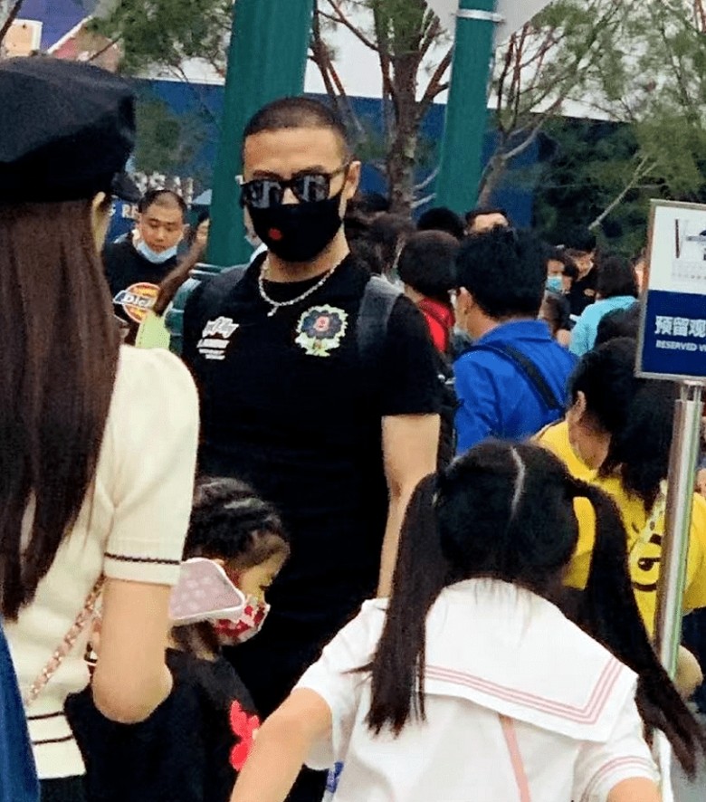 章子怡全家出游.汪峰太拉风被调侃像保镖